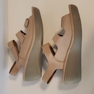 Clarks Sandals Women's Size 11 Tan